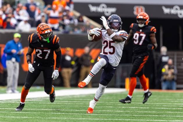 November 02, 2025: Chicago Bears running back Kyle Monangai (25) runs with the ball during NFL, American Football Herren, USA game action against the Cincinnati Bengals at Paycor Stadium in Cincinnati, Ohio. CSM Cincinnati United States of America - ZUMAc04_ 20251102_zma_c04_347 Copyright: xJohnxMersitsx