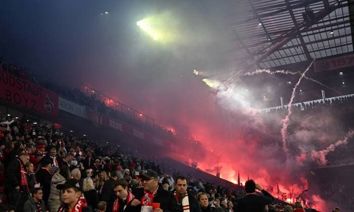 02.11.2025, xophax, Fussball 1.Bundesliga, 1.FC Koeln - Hamburger SV Rhein Energie Stadion Fans Pyro , Raketen (DFL DFB REGULATIONS PROHIBIT ANY USE OF PHOTOGRAPHS as IMAGE SEQUENCES and or QUASI-VIDEO) Koeln