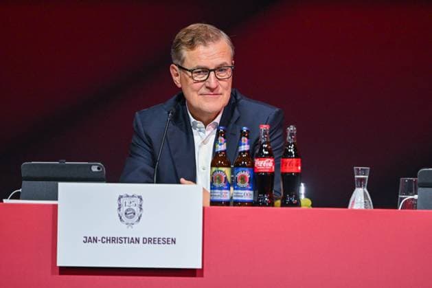 Jahreshauptversammlung des FC Bayern München - Bayer 04 Leverkusen am 02.11.2025 im BMW Park in Muenchen Vorstandsvorsitzender Jan-Christian Dreesen ( München )