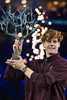 2025 Rolex Paris Masters Final - Paris Jannik Sinner (ITA) with the trophy wins the 2025 Rolex Paris Masters at the La Defense Arena in Paris, FRANCE, on November 2, 2025. Photo by Corinne Dubreuil ABACAPRESS.COM Paris France  Copyright: xDubreuilxCorinne ABACAx