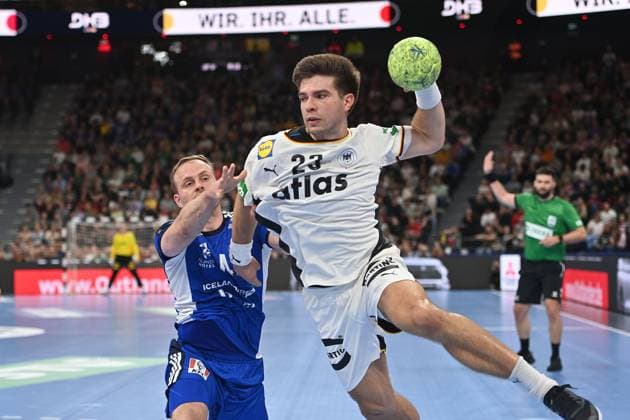 Renars USCINS (GER), Aktion,Zweikampf. Handball Laenderspiel Deutschland (GER) - Island (ISL) 29-31 am 02.11.2025 SAP GARDEN