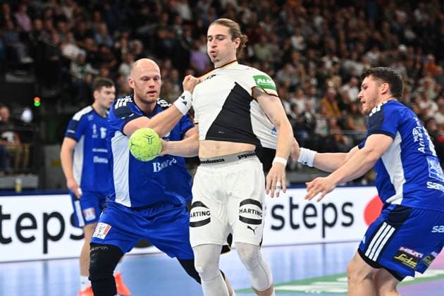 Juri KNORR (GER), Aktion,Zweikampf. Handball Laenderspiel Deutschland (GER) - Island (ISL) 29-31 am 02.11.2025 SAP GARDEN