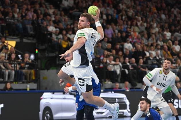 Johannes GOLLA (GER), Aktion,Torwuf. Handball Laenderspiel Deutschland (GER) - Island (ISL) 29-31 am 02.11.2025 SAP GARDEN
