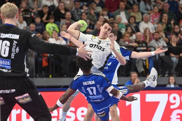 Torwurf Miro SCHLUROFF (GER), Aktion. Handball Laenderspiel Deutschland (GER) - Island (ISL) 29-31 am 02.11.2025 SAP GARDEN