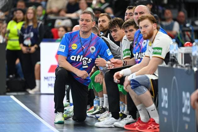Trainer Alfred GISLASON (GER), mit Spieler, Handball Laenderspiel Deutschland (GER) - Island (ISL) 29-31 am 02.11.2025 SAP GARDEN