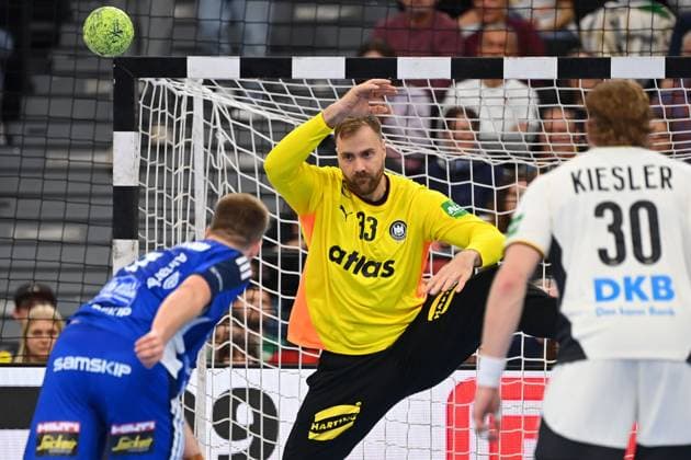Torwart Andreas WOLFF (GER), pariert den Ball,Parade,Aktion. Handball Laenderspiel Deutschland (GER) - Island (ISL) 29-31 am 02.11.2025 SAP GARDEN