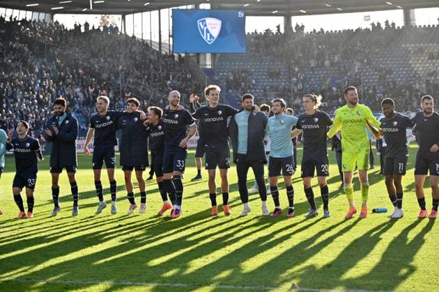 Bochums Spieler feiern den Sieg, mitte v.li., Philipp Hofmann (VfL Bochum), Mats Pannewig (VfL Bochum) 02.11.2025, Fussball 2. Bundesliga, Saison 2025 2026, 11. Spieltag, VfL Bochum - 1. FC Magdeburg 2:0 DFL regulations prohibit any use of photographs as image sequences and or quasi-video Bochum Vonovia Ruhrstadion Nordrhein Westfalen Deutschland