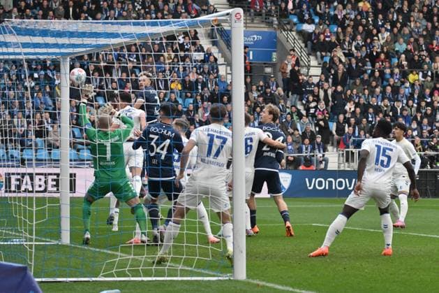 Philipp Strompf (VfL Bochum), hinten mi., trifft mit diesem Kopfball nur den Torpfosten 02.11.2025, Fussball 2. Bundesliga, Saison 2025 2026, 11. Spieltag, VfL Bochum - 1. FC Magdeburg 2:0 DFL regulations prohibit any use of photographs as image sequences and or quasi-video Bochum Vonovia Ruhrstadion Nordrhein Westfalen Deutschland