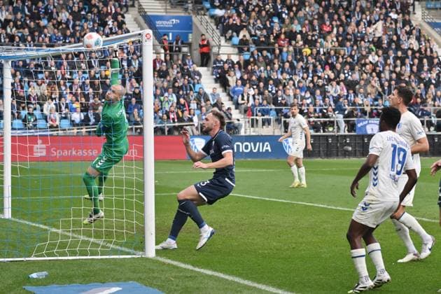 Torwart Dominik Reimann (1. FC Magdeburg), Philipp Strompf (VfL Bochum), v.li. 02.11.2025, Fussball 2. Bundesliga, Saison 2025 2026, 11. Spieltag, VfL Bochum - 1. FC Magdeburg 2:0 DFL regulations prohibit any use of photographs as image sequences and or quasi-video Bochum Vonovia Ruhrstadion Nordrhein Westfalen Deutschland