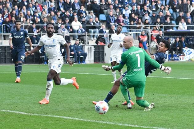 Francis Onyeka (VfL Bochum), re., scheitert gegen Torwart Dominik Reimann (1. FC Magdeburg) 02.11.2025, Fussball 2. Bundesliga, Saison 2025 2026, 11. Spieltag, VfL Bochum - 1. FC Magdeburg 2:0 DFL regulations prohibit any use of photographs as image sequences and or quasi-video Bochum Vonovia Ruhrstadion Nordrhein Westfalen Deutschland