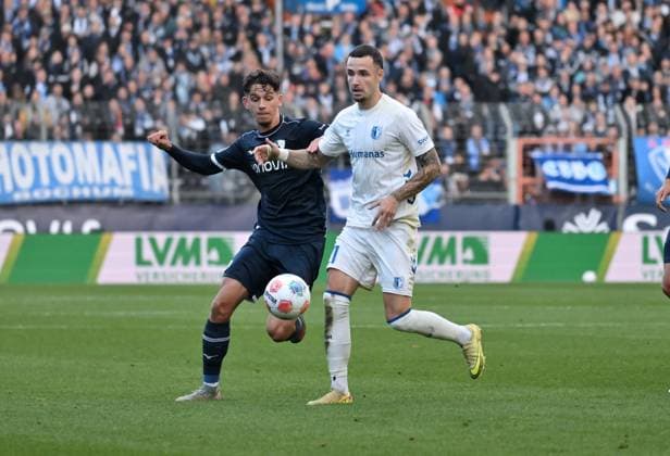 Cajetan Lenz (VfL Bochum), Falko Michel (1. FC Magdeburg), v.li. 02.11.2025, Fussball 2. Bundesliga, Saison 2025 2026, 11. Spieltag, VfL Bochum - 1. FC Magdeburg 2:0 DFL regulations prohibit any use of photographs as image sequences and or quasi-video Bochum Vonovia Ruhrstadion Nordrhein Westfalen Deutschland