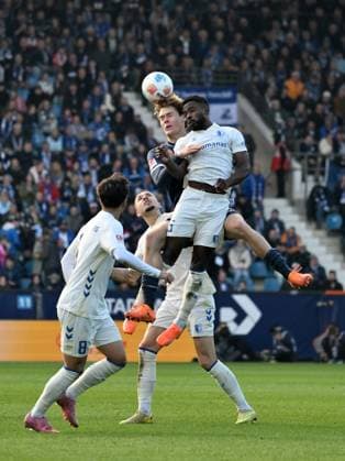 Kopfballduell Mats Pannewig (VfL Bochum), Daniel Heber (1. FC Magdeburg), v.li. 02.11.2025, Fussball 2. Bundesliga, Saison 2025 2026, 11. Spieltag, VfL Bochum - 1. FC Magdeburg 2:0 DFL regulations prohibit any use of photographs as image sequences and or quasi-video Bochum Vonovia Ruhrstadion Nordrhein Westfalen Deutschland