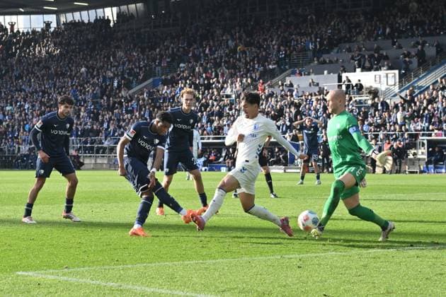 Farid Alfa-Ruprecht (VfL Bochum), li., scheitert an Torwart Dominik Reimann (1. FC Magdeburg) 02.11.2025, Fussball 2. Bundesliga, Saison 2025 2026, 11. Spieltag, VfL Bochum - 1. FC Magdeburg 2:0 DFL regulations prohibit any use of photographs as image sequences and or quasi-video Bochum Vonovia Ruhrstadion Nordrhein Westfalen Deutschland