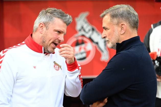 Trainer Lukas KWASNIOK (K) und Stefan KUNTZ, Sportvorstand Hamburger SV, HSV, Fussball 1. Bundesliga, 9.Spieltag, matchday9, 1. FC Koeln (K) - Hamburger SV (HH) am 02.11.2025 in Koeln Deutschland. DFL regulations prohibit any use of photographs as image sequences and or quasi-video Â