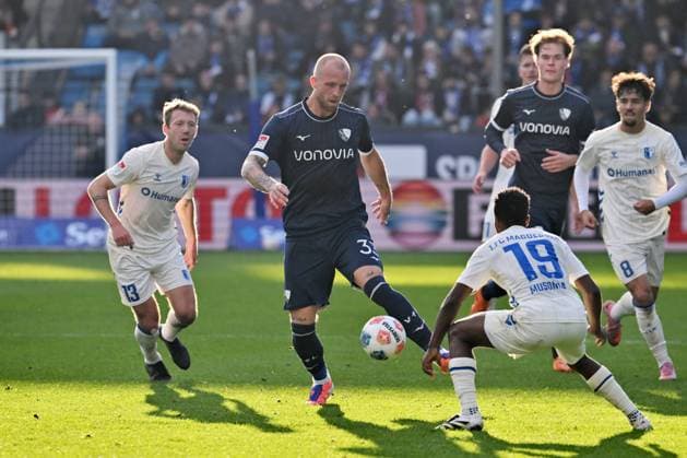 Connor Krempicki (1. FC Magdeburg), Philipp Hofmann (VfL Bochum), Lubambo Musonda (1. FC Magdeburg), v.li. 02.11.2025, Fussball 2. Bundesliga, Saison 2025 2026, 11. Spieltag, VfL Bochum - 1. FC Magdeburg 2:0 DFL regulations prohibit any use of photographs as image sequences and or quasi-video Bochum Vonovia Ruhrstadion Nordrhein Westfalen Deutschland