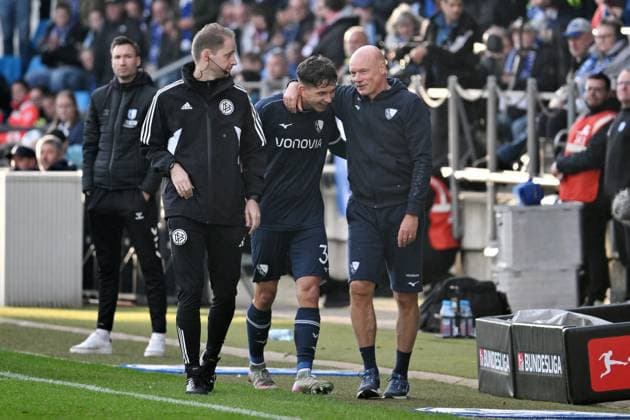 Trainer Uwe Rösler (VfL Bochum), re., mit Cajetan Lenz (VfL Bochum) 02.11.2025, Fussball 2. Bundesliga, Saison 2025 2026, 11. Spieltag, VfL Bochum - 1. FC Magdeburg 2:0 DFL regulations prohibit any use of photographs as image sequences and or quasi-video Bochum Vonovia Ruhrstadion Nordrhein Westfalen Deutschland