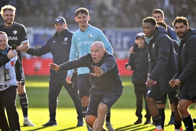 Jubel Trainer Uwe Rösler (VfL Bochum), hinten v.li., freuen sich Philipp Strompf (VfL Bochum), Cajetan Lenz (VfL Bochum), Farid Alfa-Ruprecht (VfL Bochum), Gerrit Holtmann (VfL Bochum) 02.11.2025, Fussball 2. Bundesliga, Saison 2025 2026, 11. Spieltag, VfL Bochum - 1. FC Magdeburg 2:0 DFL regulations prohibit any use of photographs as image sequences and or quasi-video Bochum Vonovia Ruhrstadion Nordrhein Westfalen Deutschland