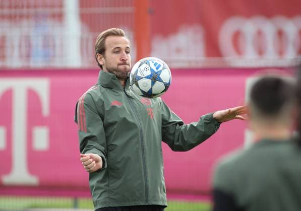 Fussball, Herren, Champions League, Saison 2025 2026, FC Bayern München, Abschlusstraining Harry Kane (FC Bayern München) nimmt einen Ball mit der Brust an