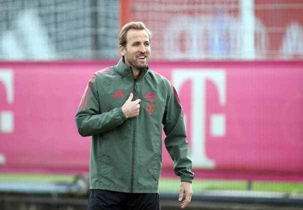 Fussball, Herren, Champions League, Saison 2025 2026, FC Bayern München, Abschlusstraining Harry Kane (FC Bayern München) deutet auf sich ,Ich ?, fragend