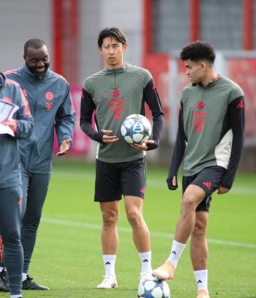 Fussball, Herren, Champions League, Saison 2025 2026, FC Bayern München, Abschlusstraining Hiroki Ito (FC Bayern München) wieder mit dabei, hier stehend mit einem Ball in seinen Händen