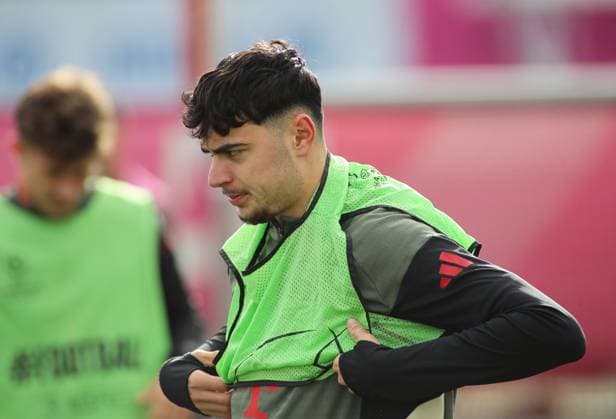 Fussball, Herren, Champions League, Saison 2025 2026, FC Bayern München, Abschlusstraining Aleksandar Pavlovic (FC Bayern München) zieht sich ein Leibchen drüber