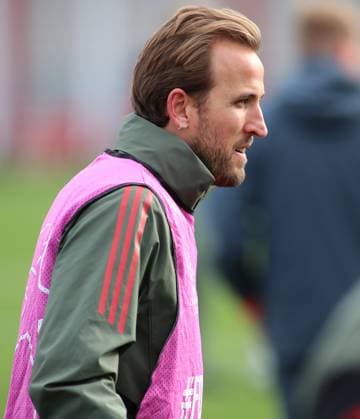 Fussball, Herren, Champions League, Saison 2025 2026, FC Bayern München, Abschlusstraining Harry Kane (FC Bayern München) stehend, seitlich, Kopf, Oberkörper