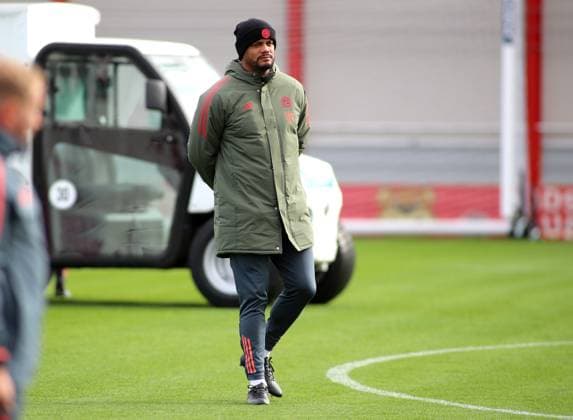Fussball, Herren, Champions League, Saison 2025 2026, FC Bayern München, Abschlusstraining Vincent Kompany, Trainer (FC Bayern München) geht über den Trainingsplatz