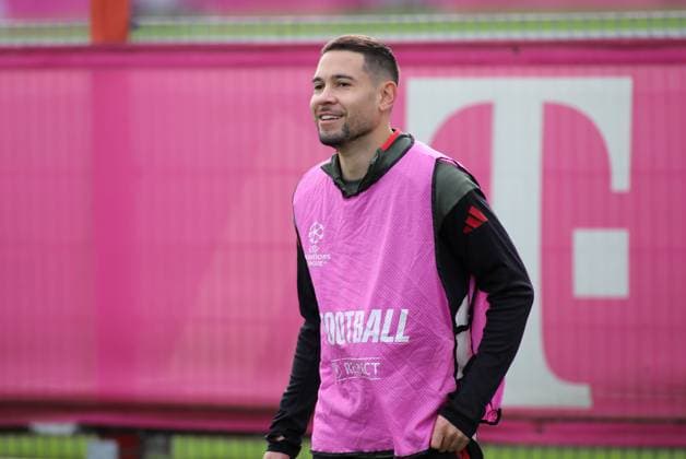 Fussball, Herren, Champions League, Saison 2025 2026, FC Bayern München, Abschlusstraining Raphael Guerreiro (FC Bayern München) mit Leibchen, stehend