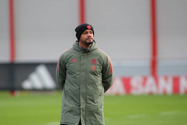 Fussball, Herren, Champions League, Saison 2025 2026, FC Bayern München, Abschlusstraining Vincent Kompany, Trainer (FC Bayern München) stehend, schauen, beobachten, nachdenken