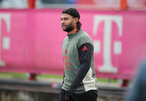 Fussball, Herren, Champions League, Saison 2025 2026, FC Bayern München, Abschlusstraining Serge Gnabry (FC Bayern München) stehend, Kofp, Oberkörper