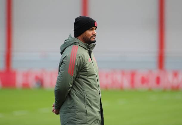 Fussball, Herren, Champions League, Saison 2025 2026, FC Bayern München, Abschlusstraining Vincent Kompany, Trainer (FC Bayern München) stehend, Kopf, Oberkörper, seitlich