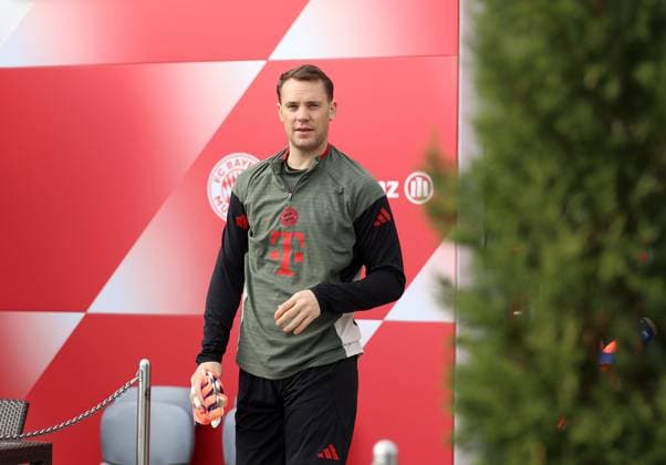 Fussball, Herren, Champions League, Saison 2025 2026, FC Bayern München, Abschlusstraining Manuel Neuer (FC Bayern München) auf dem Weg zum Trainingsplatz