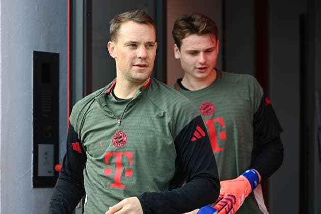 Manuel NEUER (Torwart Bayern Muenchen), hi:Torwart Jonas URBIG (Bayern Muenchen). Abschlusstraining am 03.11.2025 Fussball Champions League,Saison 2025 26 Paris Saint Germain- FC Bayern Muenchen