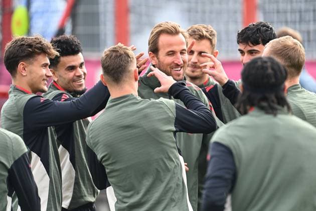 Bester Laune Bayern Spieler scherzen mit Harry KANE (Bayern Muenchen). Abschlusstraining am 03.11.2025 Fussball Champions League,Saison 2025 26 Paris Saint Germain- FC Bayern Muenchen