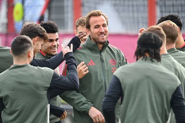 Bester Laune Bayern Spieler scherzen mit Harry KANE (Bayern Muenchen). Abschlusstraining am 03.11.2025 Fussball Champions League,Saison 2025 26 Paris Saint Germain- FC Bayern Muenchen