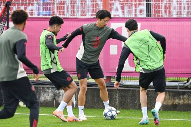 NO SALES IN JAPAN! Hiroki ITO (Bayern Muenchen),Aktion,Zweikampf gegen Luis DIAZ (Bayern Muenchen). Abschlusstraining am 03.11.2025 Fussball Champions League,Saison 2025 26 Paris Saint Germain- FC Bayern Muenchen