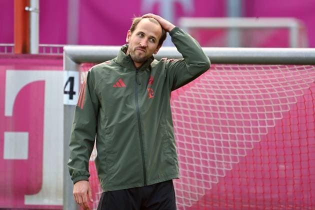 Harry KANE (Bayern Muenchen),skeptisch, Aktion,Einzelbild,angeschnittenes Einzelmotiv,Halbfigur,halbe Figur. Abschlusstraining am 03.11.2025 Fussball Champions League,Saison 2025 26 Paris Saint Germain- FC Bayern Muenchen