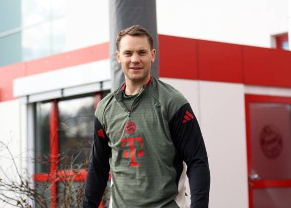 Fussball, Herren, Champions League, Saison 2025 2026, FC Bayern München, Abschlusstraining Manuel Neuer (FC Bayern München)auf dem Weg zum Trainingsplatz, Kopf, Oberkörper