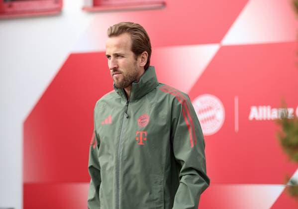 Fussball, Herren, Champions League, Saison 2025 2026, FC Bayern München, Abschlusstraining Harry Kane (FC Bayern München) auf dem Weg zum Trainingsplatz, Kopf, Oberkörper