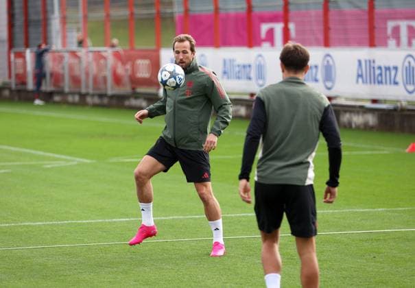 Fussball, Herren, Champions League, Saison 2025 2026, FC Bayern München, Abschlusstraining Harry Kane (FC Bayern München) nimmt einen Ball an