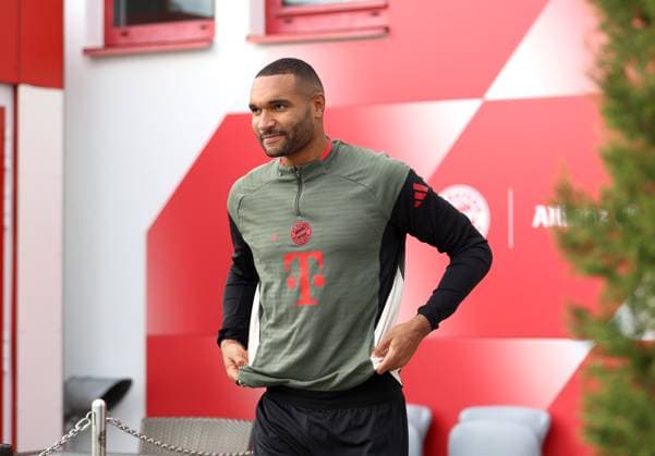Fussball, Herren, Champions League, Saison 2025 2026, FC Bayern München, Abschlusstraining Jonathan Tah (FC Bayern München) auf dem Weg zum Trainingsplatz, Kopf, Oberkörper