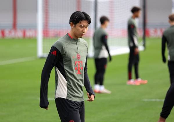 Fussball, Herren, Champions League, Saison 2025 2026, FC Bayern München, Abschlusstraining Hiroki Ito (FC Bayern München) auf dem Trainingsplatz
