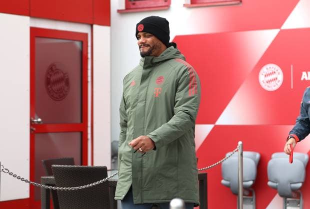Fussball, Herren, Champions League, Saison 2025 2026, FC Bayern München, Abschlusstraining Vincent Kompany, Trainer (FC Bayern München) auf dem Weg zum Trainingsplatz, Kopf, Oberkörper
