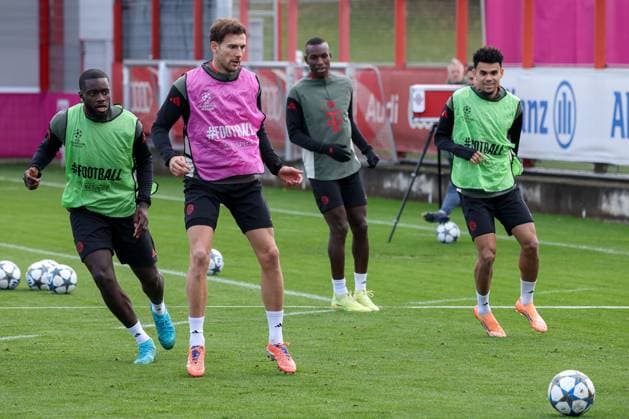 Dayot Upamecano (FC Bayern Muenchen, 02) mit Leon Goretzka (FC Bayern Muenchen, 08) und Nicolas Jackson (FC Bayern Muenchen, 11), mit Luis Diaz (FC Bayern Muenchen, 14), GER, Abschlusstraining, FC Bayern Muenchen, Fussball, UEFA Champions League, Liga-Phase, 4. Spieltag, Saison 2025 2026, 03.11.2025, GER, Abschlusstraining, FC Bayern Muenchen, Fussball, UEFA Champions League, Liga-Phase, 4. Spieltag, Saison 2025 2026, 03.11.2025 Muenchen Copyright: xEibner-Pressefoto JennixMaulx EP_JML