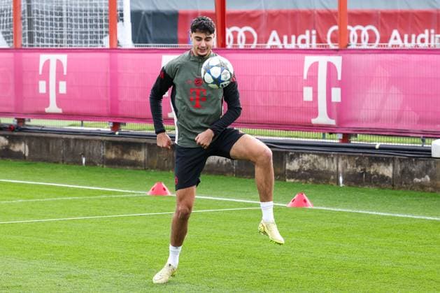 Aleksandar Pavlovic (FC Bayern Muenchen, 45) mit Ball, GER, Abschlusstraining, FC Bayern Muenchen, Fussball, UEFA Champions League, Liga-Phase, 4. Spieltag, Saison 2025 2026, 03.11.2025, GER, Abschlusstraining, FC Bayern Muenchen, Fussball, UEFA Champions League, Liga-Phase, 4. Spieltag, Saison 2025 2026, 03.11.2025 Muenchen Copyright: xEibner-Pressefoto JennixMaulx EP_JML