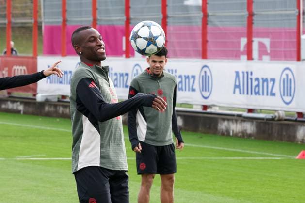 Nicolas Jackson (FC Bayern Muenchen, 11) mit Ball mit Luis Diaz (FC Bayern Muenchen, 14), GER, Abschlusstraining, FC Bayern Muenchen, Fussball, UEFA Champions League, Liga-Phase, 4. Spieltag, Saison 2025 2026, 03.11.2025, GER, Abschlusstraining, FC Bayern Muenchen, Fussball, UEFA Champions League, Liga-Phase, 4. Spieltag, Saison 2025 2026, 03.11.2025 Muenchen Copyright: xEibner-Pressefoto JennixMaulx EP_JML