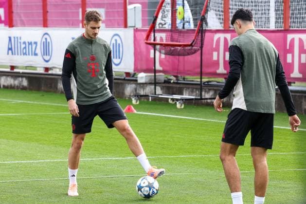 Josip Stanisic (FC Bayern Muenchen, 44) mit Ball mit Aleksandar Pavlovic (FC Bayern Muenchen, 45), GER, Abschlusstraining, FC Bayern Muenchen, Fussball, UEFA Champions League, Liga-Phase, 4. Spieltag, Saison 2025 2026, 03.11.2025, GER, Abschlusstraining, FC Bayern Muenchen, Fussball, UEFA Champions League, Liga-Phase, 4. Spieltag, Saison 2025 2026, 03.11.2025 Muenchen Copyright: xEibner-Pressefoto JennixMaulx EP_JML