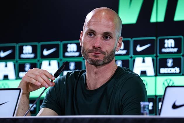 Trainer Paul Simonis (VfL Wolfsburg) - 1. Fussball Bundesliga Saison 2025-2026 Pressekonferenz VfL Wolfsburg vs. TSG Hoffenheim in der Volkswagen Arena in Wolfsburg - Fussball,Deutschland,Mann,Männer,02.11.2025