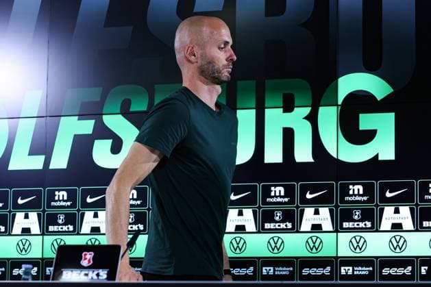 Trainer Paul Simonis (VfL Wolfsburg) - 1. Fussball Bundesliga Saison 2025-2026 Pressekonferenz VfL Wolfsburg vs. TSG Hoffenheim in der Volkswagen Arena in Wolfsburg - Fussball,Deutschland,Mann,Männer,02.11.2025