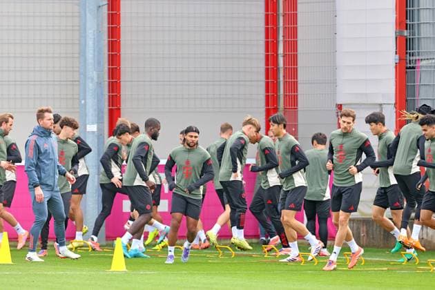 21 Hiroki Ito (6.v.r) , 8 Leon Goretzka, 7 Serge Gnabry, 2 Dayot Upamecano, und Kollegen, Warmup, Mannschaft, Fussball Abschlusstraining UEFA Champions League Spiel - Paris Saint-Germain vs. FC Bayern München 03.11.2025 Trainingsgelände, Säbenerstr. FOTO: Mladen Lackovic LakoPress